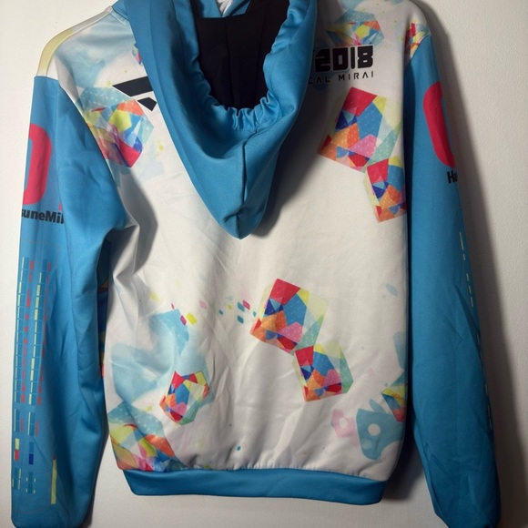 Stylish Black and White Patterned Top - Picture 10 of 12